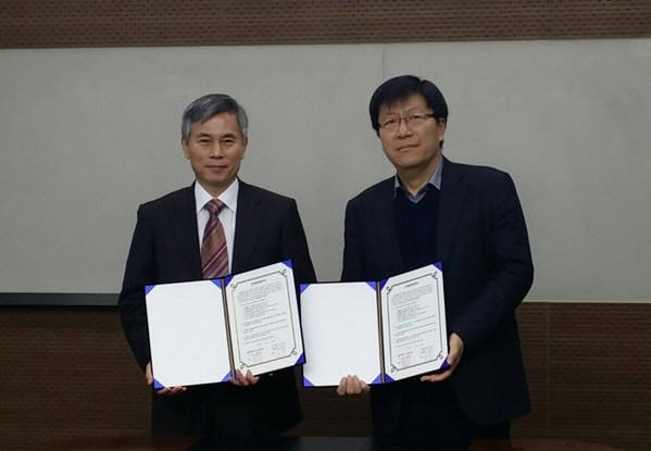 이선진 엔키아 대표(왼쪽)와 채진석 가톨릭대학교 교수가 MOU 교환후 기념촬영을 하고 있다.