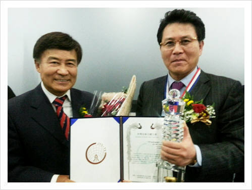 쉬프트정보통신 최영식 대표(오른쪽)가 2012년 제14회 장영실 과학기술 대상을 수상하고 상을 수여한 김원웅 전 의원이 기념촬영을 하고 있다.