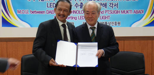 이봉후 대륙기술 대표(오른쪽)가 인도네시아 유통업체 대표와 LED 가로등 수출 양해각서를 교환하고 있다.
