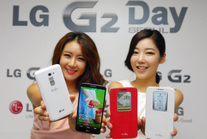 LG전자가 최근 출시한 전략 스마트폰 G2. 후면에 버튼을 배치한 디자인을 구현하기 위해 고난도 금형 기술이 요구된다.