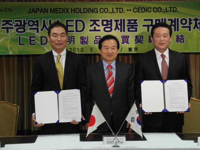 광주시통상진흥단은 지난 12일 일본 도쿄를 방문해 쎄딕과 저팬 메딕스 홀딩간 1억300만달러 구매계약을 체결했다. 왼쪽부터 조장형 쎄딕 대표, 강운태 광주시장, 기무라 마사오 저팬 메딕스 홀딩사 대표