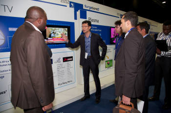 `삼성전자 아프리카 포럼`에서 삼성 직원이 고객들에게 아프리카 특화제품인 `서지 세이프 플러스 TV`에 대해 설명하고 있다.