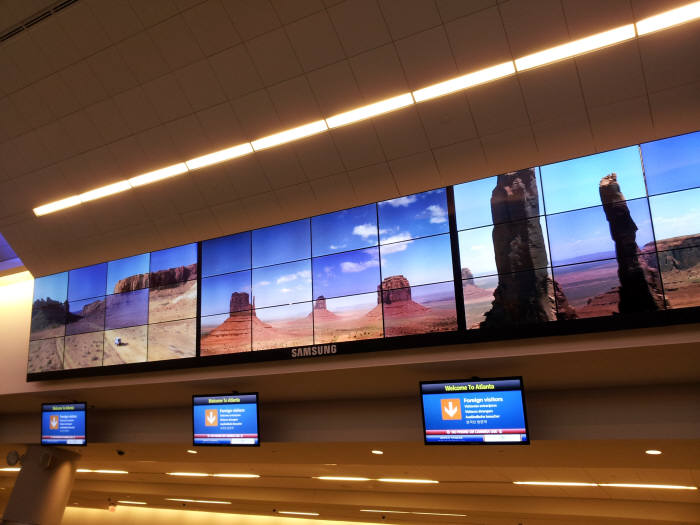 삼성전자가 `퍼스트 무버`로 사이니지 시장 개척에 박차를 가한다. 사진은 지난해 미국 애틀란타 공항에 설치한 삼성전자 사이니지.