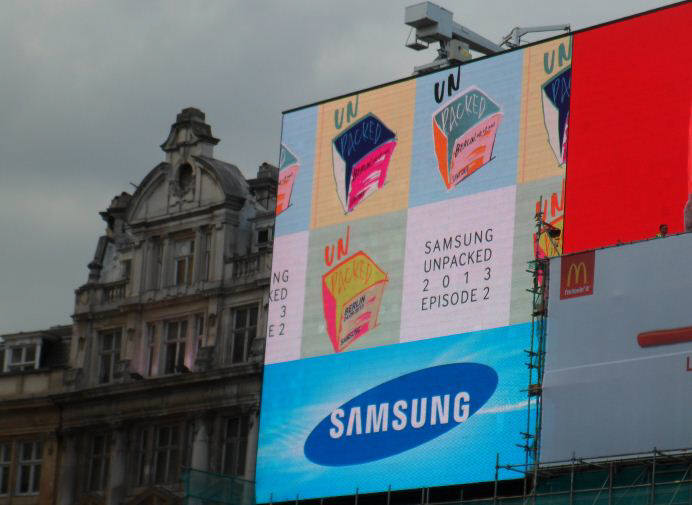 삼성전자는 4일 독일 베를린에서 모바일 언팩 행사를 개최한다. 행사에서는 갤럭시 기어와 갤럭시 노트3를 공개한다. 사진은 런던 런던 최고의 번화가 피카디리 서커스의 옥외광고판에 뜬 언팩 홍보 모습.
