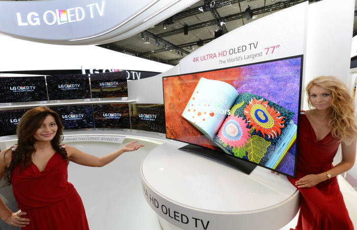 LG전자가 OLED TV 가격 추가 인하에 나선다. 사진은 LG전자가 지난달 독일 베를린 국제가전박람회인 `IFA 2013`에서 공개한 77인치 UHD OLED TV.