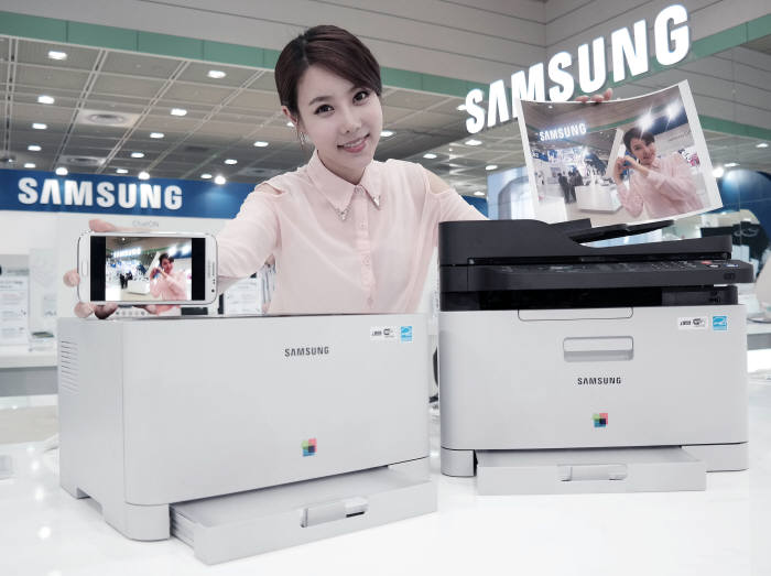 삼성이 프린터에 NFC 기능을 탑재 후 판매가 호조를 보이고 있다. 사진은 삼성 모델이 `스마트프린터 NFC`를 소개하고 있다.