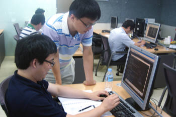 부산글로벌IT교육센터에서 지역 IT기업 종사자들이 첨단 해킹기술 및 대응 방안에 대해 교육받고 있다.