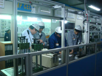 유니크 품질검사팀이 생산 현장에서 실시간으로 부품 품질을 테스트하고 있다.