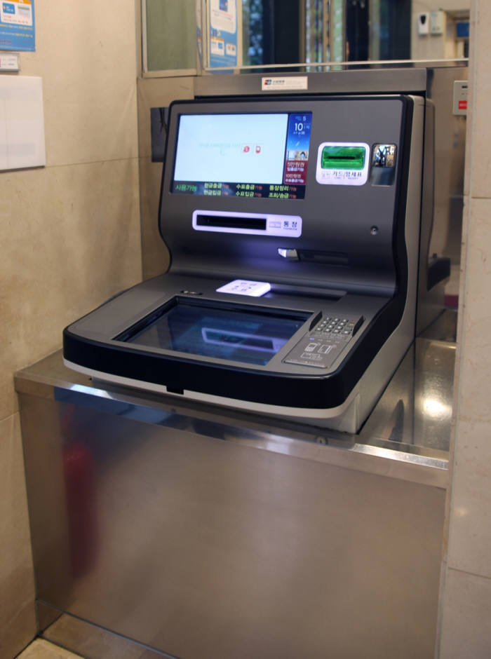 우리은행은 내달까지 장차법 대응 프로젝트를 마무리한다. 우리은행 본점에 장애인과 비장애인 모두의 접근성을 배려한 전면접근 ATM(LG CNS 제공)이 설치돼 있다.