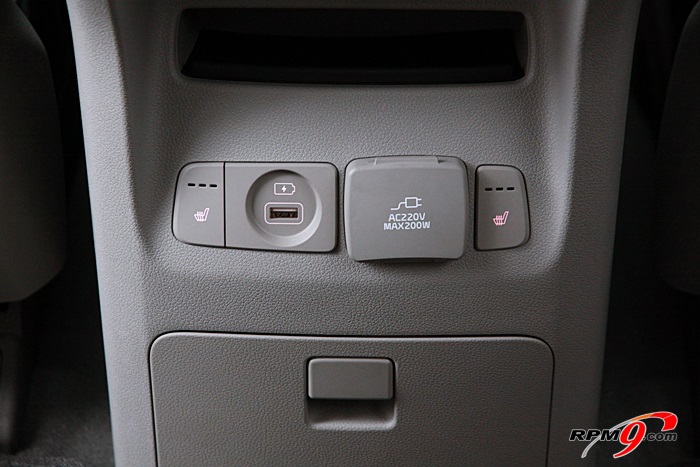 2열 좌석에 앉으면 220v 콘센트를 이용할 수 있다. 운전자가 전원 버튼을 켜지 않으면 전기가 들어가지 않는다.