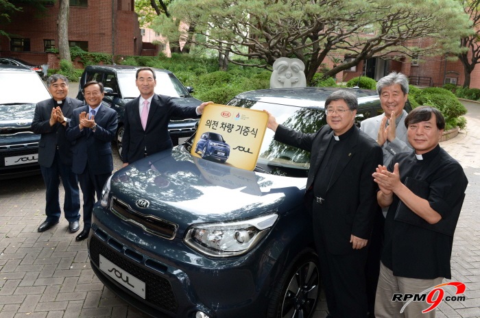 기아자동차가 교황방한위원회에 교황 의전차로 사용된 쏘울 3대를 기증했다.(사진=기아자동차)