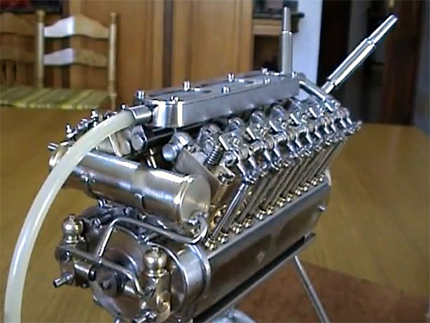 세계에서 가장 작은 ‘손바닥 V12기통 엔진’