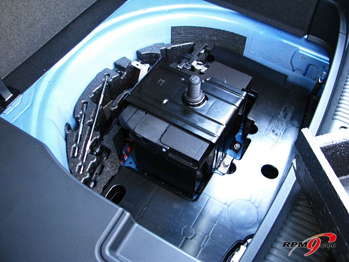 서브우퍼와 함께 배터리가 트렁크 아래 자리했다. 무게배분에 큰 도움을 주는 설계. (사진=박찬규 기자 star@etnews.com)