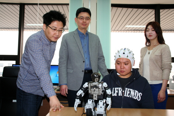 전두엽의 고차원적인 인지 뇌파 신호를 사용해서 로봇을 구동하는 모습