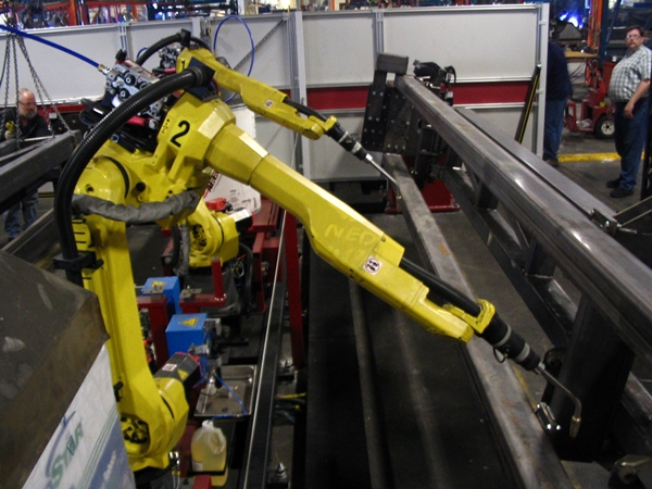 산업용 로봇 가격의 하락으로 향후 10년간 생산인력의 대체가 급격히 이뤄질 전망이다. <사진=위키피디아>