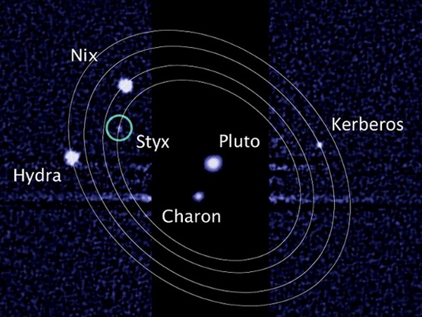 나사 허블망원경이 촬영한 이 사진은 얼음으로 된 명왕성을 도는 5개 달을 보여준다. 가장 안쪽을 도는 스틱스는 허블망원경이 지난 7년 새 발견했다. 2012년 7월 7일 촬영한 사진이다. <사진=나사> 

