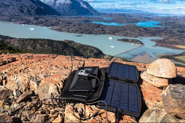   ■파워트래블러 솔라고릴라(Power Traveller Solargorilla)
솔라고릴라는 만일 고산정복을 위한 등반을 하거나 사막을 가로지르는 여행을 할 때 
필요한 장비다. 이 충전기는 충격에 강하고 방수도 되는 솔라충전기다. 출력은 5볼트 또는 20볼트로서 스마트폰,태블릿,카메라는 물론 노트북까지도 충전할 수 있다. 하지만 가격은 결코 싸지 않다. 파워 트래블러는 업무요구가 적고 값이 엄청나게 싼 솔라멍키 어드벤처러라는 모델도 만들어 내고 있다. 솔라멍키는 솔라고릴라와 달리 2500mAh 배터리를 포함하고 있으며 파워뱅크로서의 역할도 한다. USB출력은 상대적으로 약해 0.8암페어에 불과하다. 









The Solargorilla is what you need if you plan on conquering a mountain or traversing through a desert. It is a rugged, water-resistant solar charger that outputs 5 or 20 volts for charging smartphones, tablets, cameras, even laptops. But it doesn't come cheap. For less demanding tasks, Power Traveller has a smaller and significantly cheaper model, the Solarmonkey Adventurer. Unlike the Solargorilla, the Solarmonkey includes a 2500mAh battery and doubles as a power bank. Its USB port's output, however, is relatively weak at 0.7 amps. 