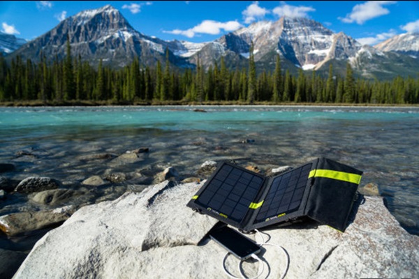   ■골제로 노마드 솔라패널(GoalZero Nomad solar panel) 
골제로솔라패널은 다양한 크기로 나온다. 가장 작은 것은 노마드7으로서 7와트의 전력을 만들어낸다. 보다 큰 모델은 밝은 태양빛을 받아 13와트와 20와트를 발전해 낸다. 하지만 좀더 비싸다. 모든 노마드 충전기는 골제로 파워뱅크와 결합해 태양이 없는 시간에 대비한 전력을 저장한다. 가격은 79.99달러부터다. 









GoalZero's solar panels come in multiple sizes, the smallest of which, the Nomad 7, generates 7 watts at either 5 or 12 volts. The two larger models produce 13 and 20 watts respectively when illuminated by bright sunlight, but come at a steeper price. All Nomad chargers can be combined with a GoalZero power bank to store power for those times when Mr Sun isn't around.

Price: Starting at $79.99