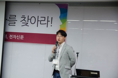 ▲제2회 아이디어 쇼케이스에서 프리디 무선충전패드를 설명 중인 이상일 코마테크 차장.