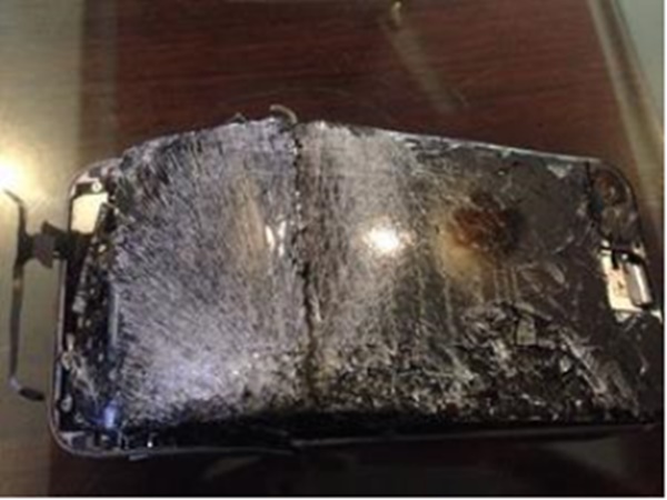 지난 20일 인도에서 아이폰6가 폭발하는 사고가 발생했다. 마치 수류탄처럼 폭발해 버린 아이폰6의 잔해. 사진=키샨 야다브/타임스오브인디아