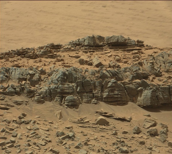 음모론자, 또는 외계인 추적자들이 게모양의 생명체 화석모습을 찾아낸 바위들. 이 사진을 확대한 부분이 위의 사진이다. 사진=나사 