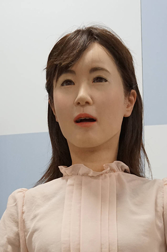도시바 휴머노이드 로봇 `치히라 아이코`가 노래를 부르고 있다. / 가와사키(일본)=서형석기자