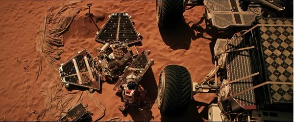 영화속에서 주인공은 통신수단을 마련하기 위해 1997년 교신이 끊어진 화성탐사로봇 소저너를 찾아낸다. 사진=20세기폭스 