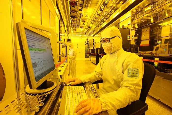 삼성전자 반도체 생산공장에서 한 연구원이 공정 진행과정을 모니터로 살펴보고 있다. 