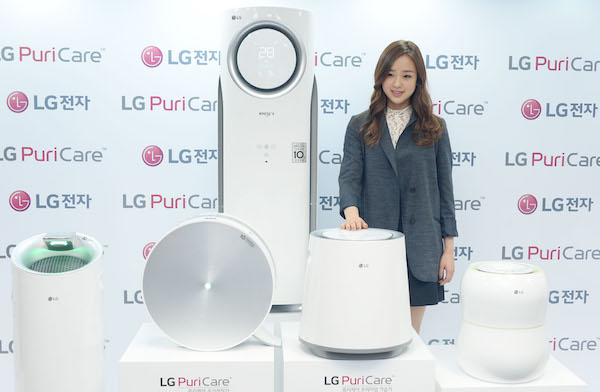 체조요정 손연재 선수가 LG전자 에어솔루션 ‘퓨리케어’를 소개하고 있다.