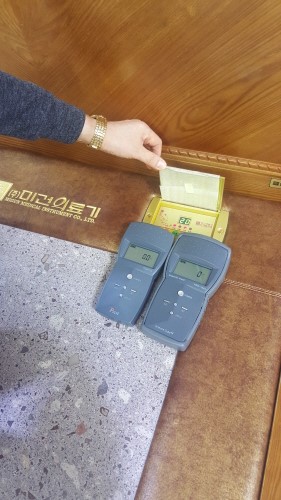 미건의료기의 돌침대에 전자파 측정기를 올려놓자 수치가 `0`이 나왔다.