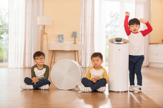 미세먼지 농도가 높은 날 환기를 하게 되면 오히려 좋지 않을 수 있다. 미세먼지가 실내로 유입된다. 이럴 때는 청소기나 공기청정기, 스타일러 제품 등의 도움이 필요하다.