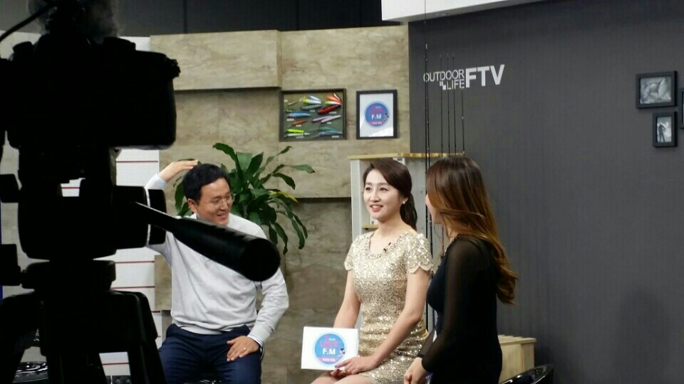 FTV 유나의 러브 F.M 100회 특집 ‘보이는 라디오' 왼쪽부터 PD최, 염유나 아나운서, 로드걸 이서현 씨