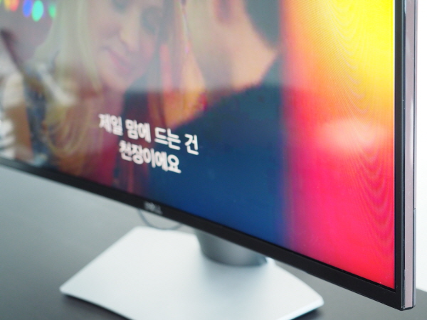 델 27인치 곡면 모니터 SE2716H는 4000R의 곡률을 갖추고 있다.