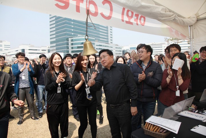 LG디스플레이 CEO 한상범 부회장이 CEO와 직원들 간의 벽을 허물고, '전사가 하나의 팀'처럼 합심하자고 당부했다. 한상범 부회장(사진 정면 가운데)이 임직원 활력충전 '봄봄봄' 행사에 참여해, 골든벨을 울리고 있다.