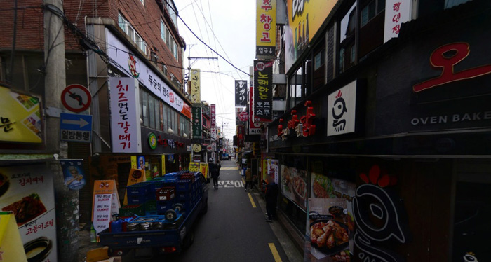 건대 전철역 근처 이면도로 풍경