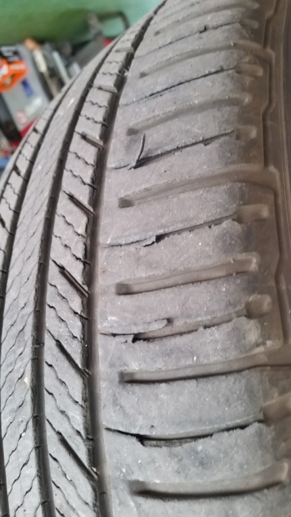 기아차 쏘렌토에 장착된 미쉐린 타이어에서 뜯김 현상이 나타나고 있다. 사진출처=기아차 쏘렌토 동호회