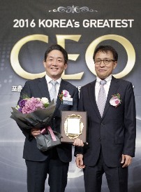 27일 열린 ‘2016 대한민국 CEO 대상’에서 최고 품질부문 대상을 수상하는 농심켈로그 한종갑 대표이사(왼쪽)이 기념촬영을 하고 있다. 사진=농심켈로그 제공