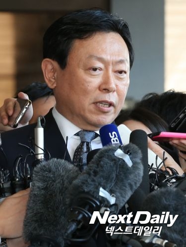 신동빈, 검찰 출석…"조사에 성실히 임하겠다"