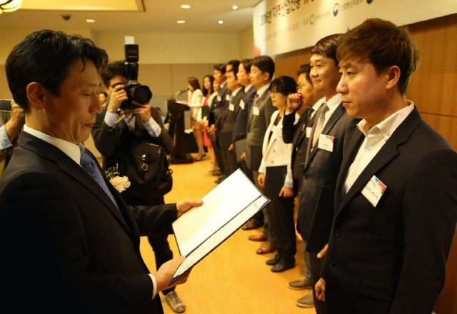 28일 위드이노베이션은 경기 고양시 일산 킨텍스에서 열린 `2016년 지역산업진흥 유공 포상식`에서 일자리 창출을 통한 경제활성화 공로로 표창을 수상했다. 위드이노베이션 심명섭 대표(사진 오른쪽)이 표창을 받고 있다.