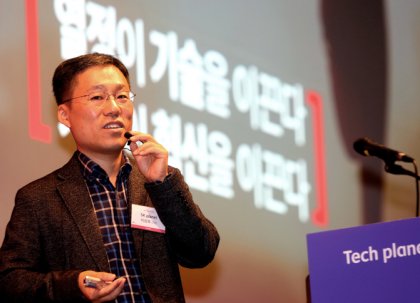 SK플래닛이 지난 17일, 삼성동 코엑스 그랜드볼룸에서 테크플래닛 2016을 개최했다. SK플래닛 이상호 CTO(최고기술경영자)가 기조연설을 하고 있다. 이날 행사엔 알리바바 롱 진, IBM왓슨 살림 루코스 등도 기조연설을 진행했다. 사진=SK플래닛 제공