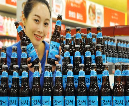 홈플러스 강서점에서 모델이 ‘강서 에일 맥주’를 선보이고 있다. 사진=홈플러스 제공
