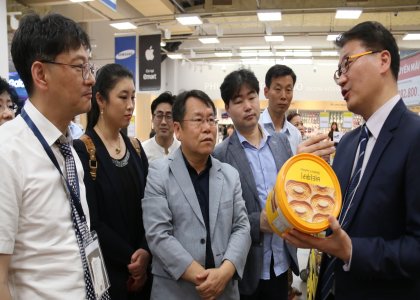 지난 26일 토요일 베트남 호치민에서 한-베 파트너링 행사가 진행된 가운데 이날 행사에 참여한 국내 중소기업 관계자들이 이마트 베트남 1호점인 고밥점을 방문해 최광호 이마트 베트남 법인장의 안내를 받으며 고밥점과 한국상품에 관한 설명을 듣고 있다. 사진=이마트 제공