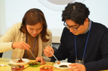 샘표 공채 신입사원 연수에사 젓가락 교육이 이뤄지고 있다. 사진=샘표 제공