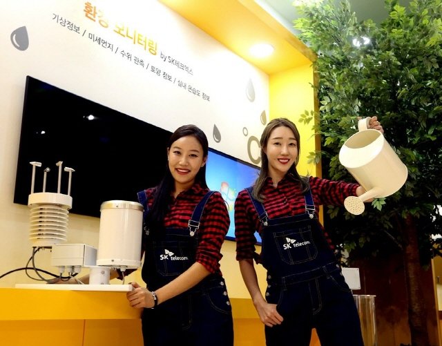 IoT 전용망인 로라 네트워크를 이용한 기상정보, 미세먼지, 수위관측, 토양정보, 실내 온습도 정보를 모니터링하는 기술 전시 장면 (사진=SKT)