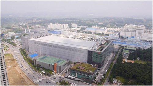韩国SK海力士清州工厂全景。2点方向白色建筑物是M8（图片来源：韩国《The Electronic Times》）