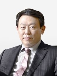 신동빈 롯데그룹 회장이 출산장려와 직원 복지 증진의 일환으로 내년부터 국내 대기업 최초로 전 계열사에 남성육아휴직을 의무화하기로 결정했다. 사진=넥스트데일리 DB