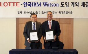 롯데그룹은 21일, 서울 소공동 롯데호텔서울에서 한국 IBM과 클라우드 기반 인지 컴퓨팅(Cognitive Computing) 기술인 '왓슨(Watson)' 솔루션 도입 계약을 체결했다. 롯데그룹 황각규 운영실장(왼쪽)과 IBM 본사 코그너티브 솔루션스 제이 벨리시모(Jay Bellissimo) 총괄사장이 계약 체결 후 기념촬영을 하고 있다. 사진=롯데그룹 제공