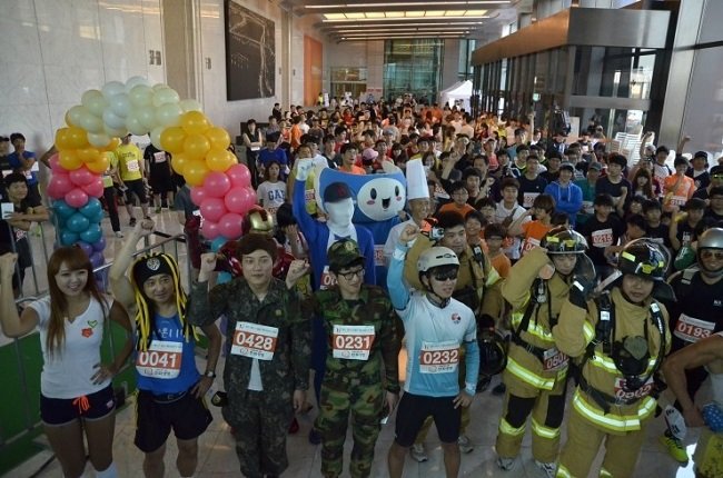 63계단 뛰어오르기 대회 출발 전 사진