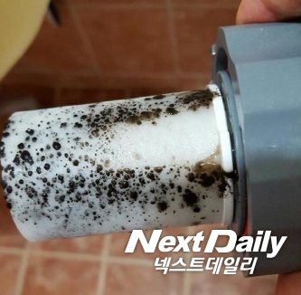 최근 정수기와 연수기 등 유료 관리서비스에 대해 소비자들의 불만이 급증하고 있다. 유료서비스를 받고 있는 연수기 필터에 가득 낀 이물질. 사진=넥스트데일리 독자 제공
