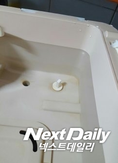 최근 정수기와 연수기 등 유료 관리서비스에 대해 소비자들의 불만이 급증하고 있다. 유료서비스 직후 정수기 내부 모습. 곳곳에 물때가 누렇게 그대로 남아 있다. 사진=넥스트데일리 독자 제공